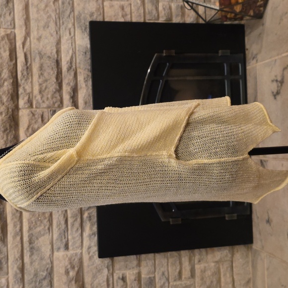 POL Yellow Knit V-Neck Quarter Sleeve Sweater. Size Small - Picture 4 of 4